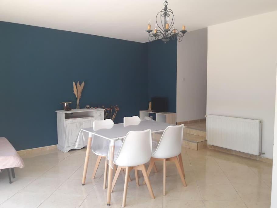 Maison Dans Une Propriete Avec Une Cour Corneilhan Exterior foto