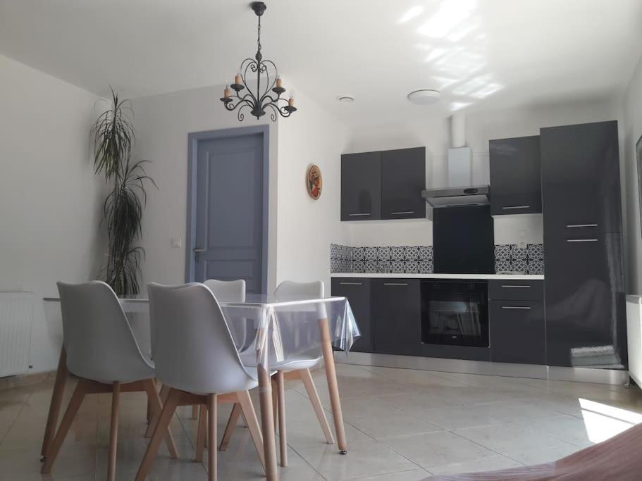 Maison Dans Une Propriete Avec Une Cour Corneilhan Exterior foto